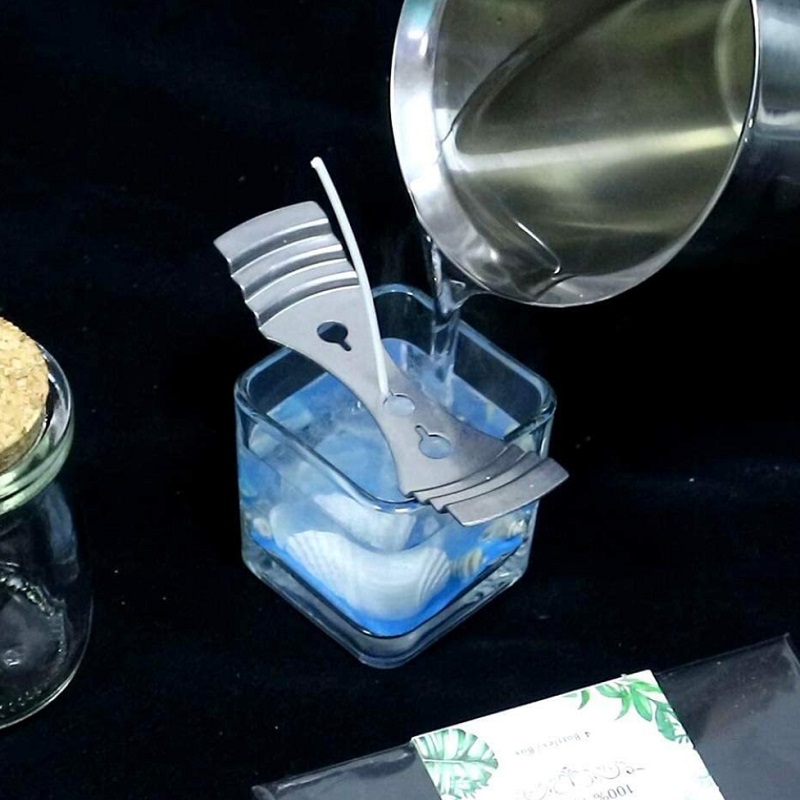 Kovový držák svíčkového knotu