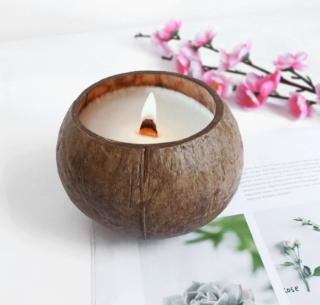 Svíčka v kokosovém ořechu s vůní Levandule